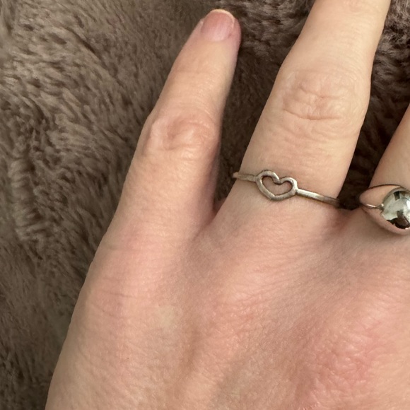 Dogeared tiny heart ring delicate stacking silver hammered - Picture 4 of 6